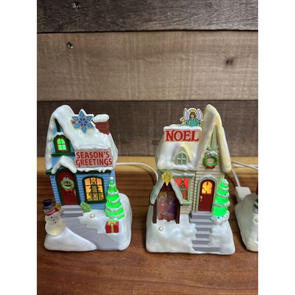 Hallmark Set Of 4 Caroling Cottages Light & Sound Christmas Houses - Picture 4 of 10